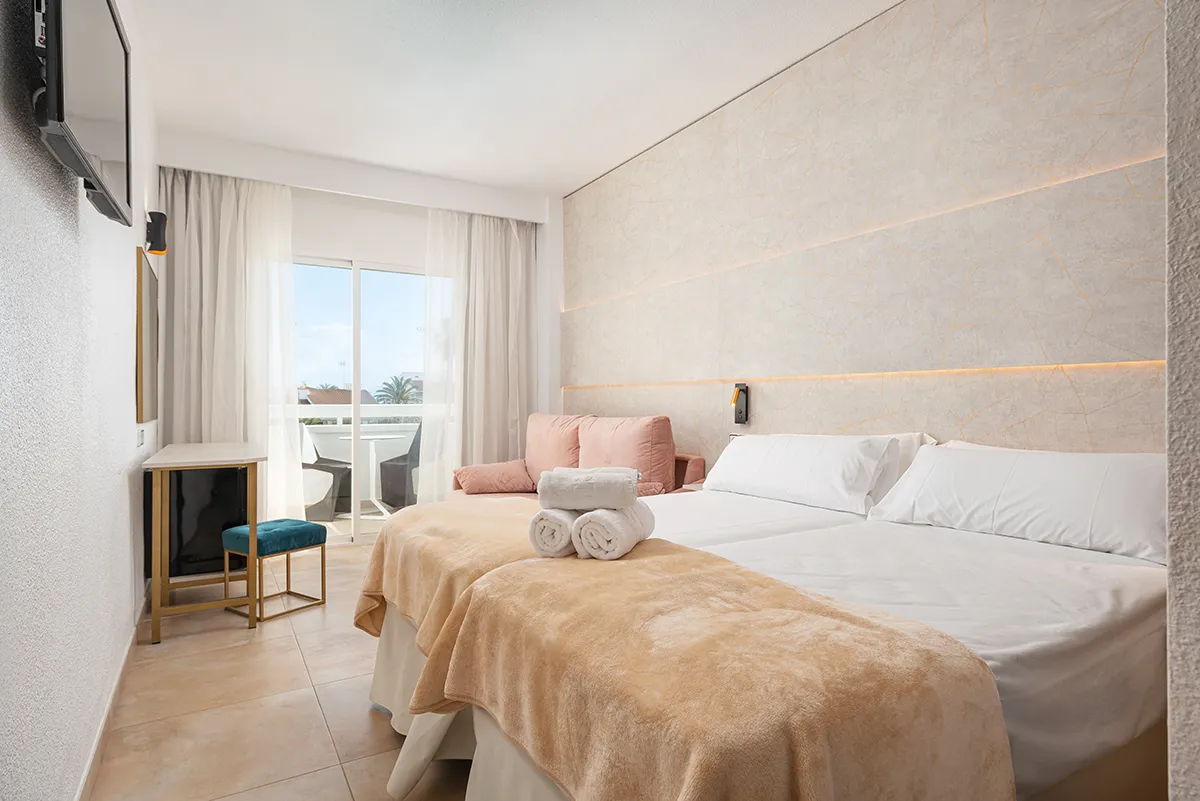 Standardzimmer im Hotel Condesa mit Doppelbett und gemütlicher Einrichtung.