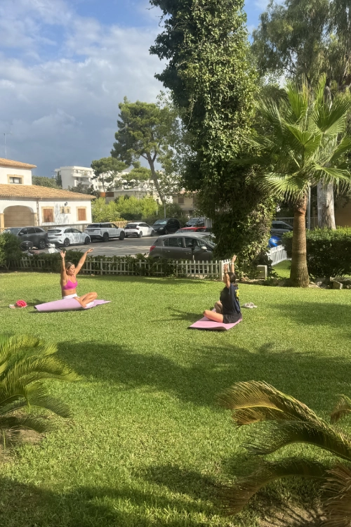 Vista general tumbonas en la piscina del hotel condesa