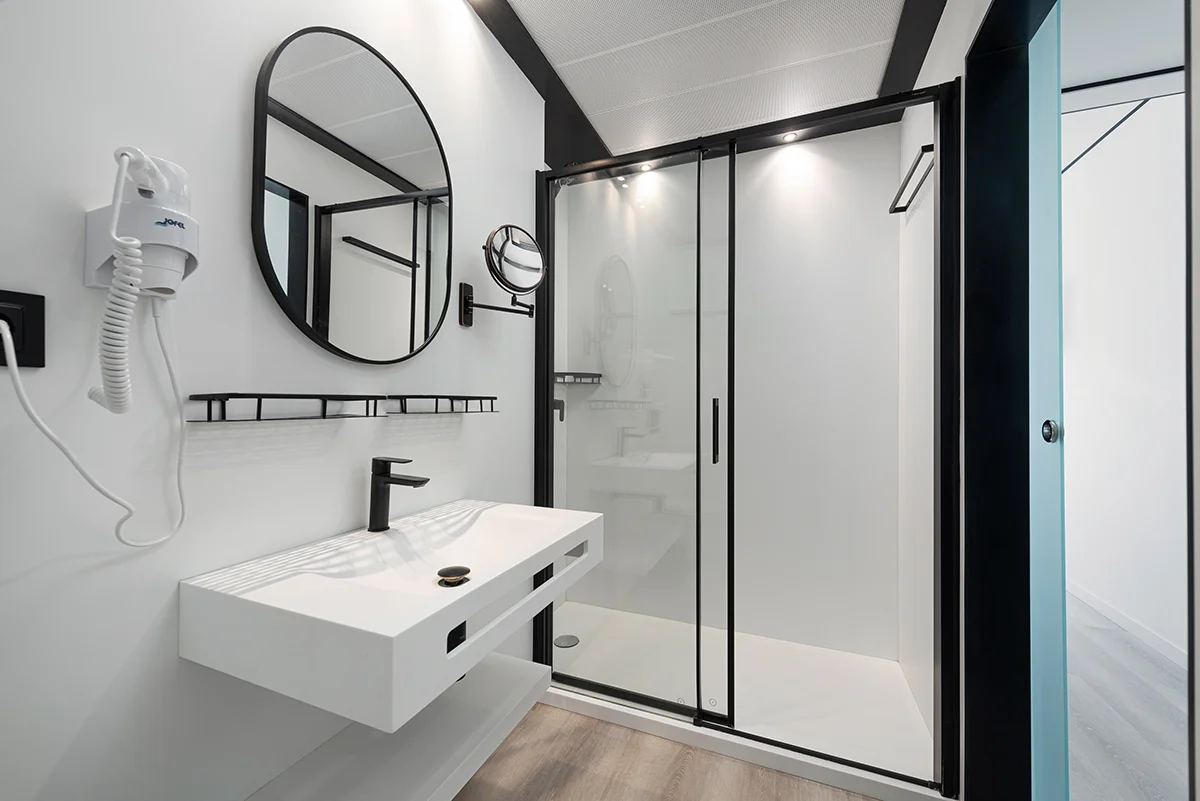 Moderne Dusche des Standardzimmers im Hotel Condesa.