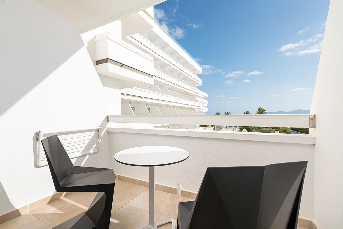 Balkon des Standardzimmers im Hotel Condesa mit Aussicht und Sitzbereich.