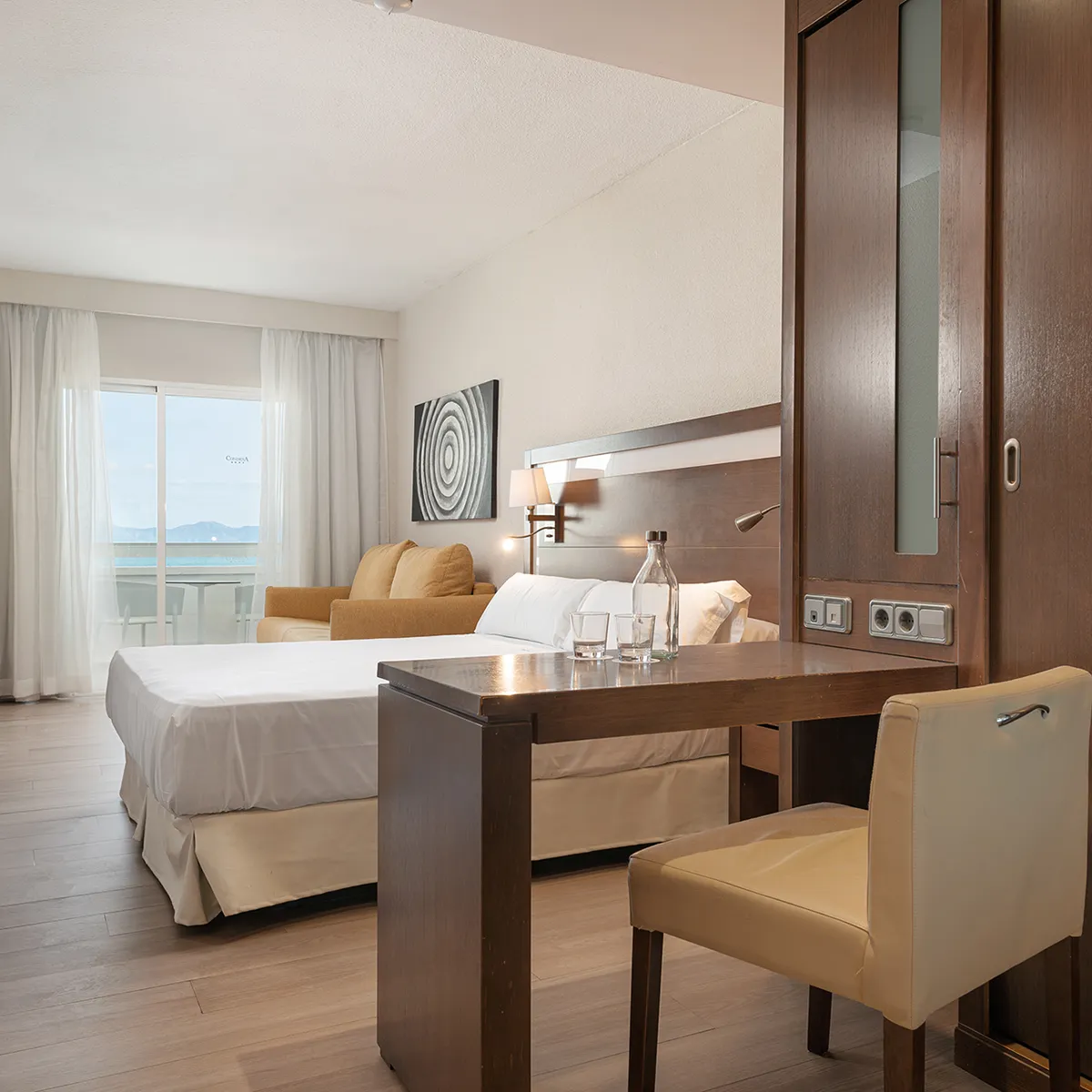 Junior Suite with sea view room details