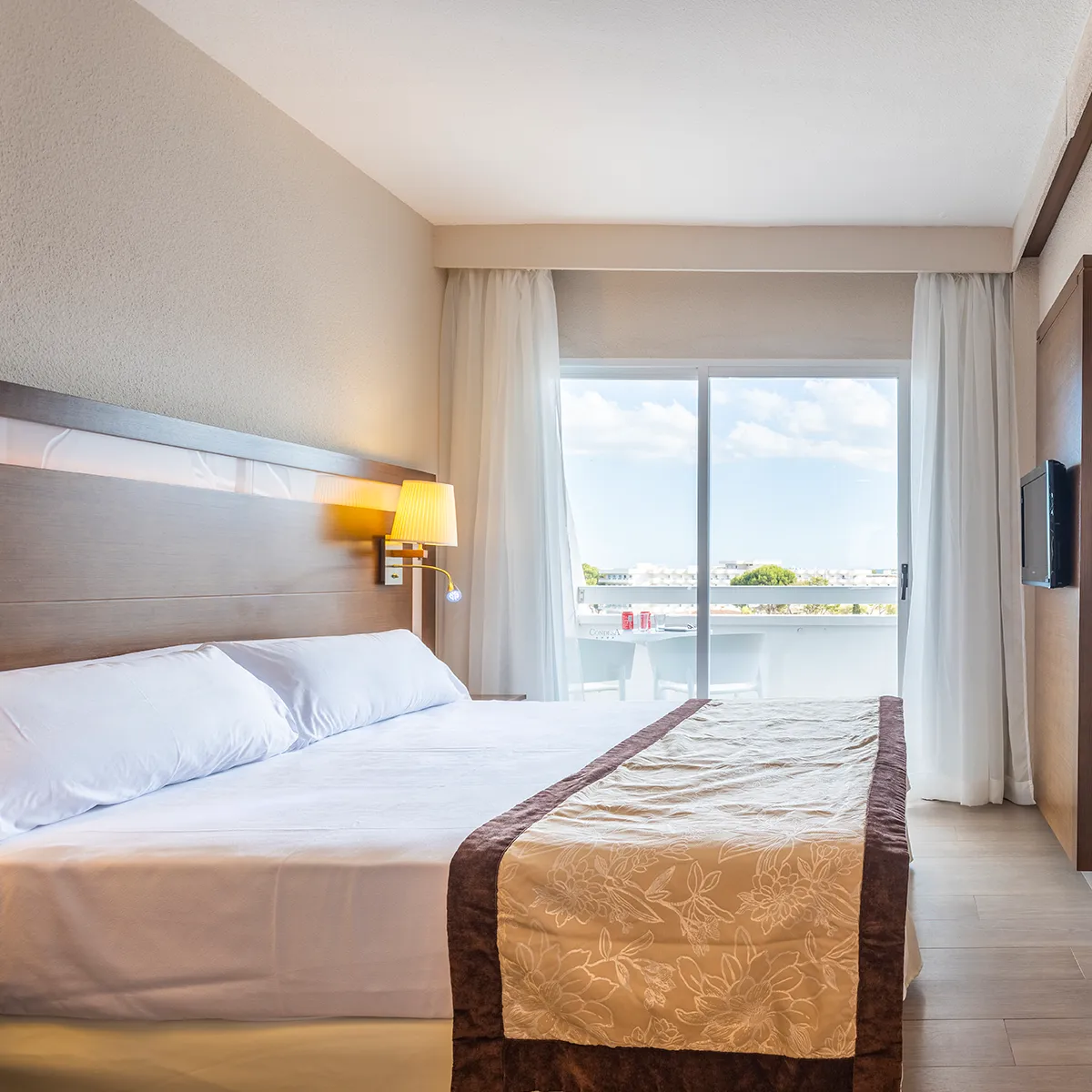 Suite bed at hotel Condesa