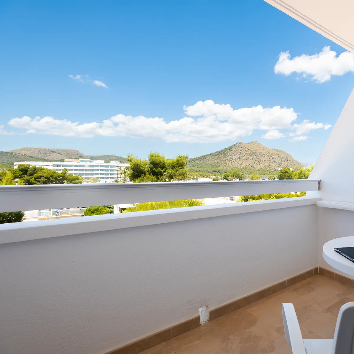 Furnished terrace with mountain view