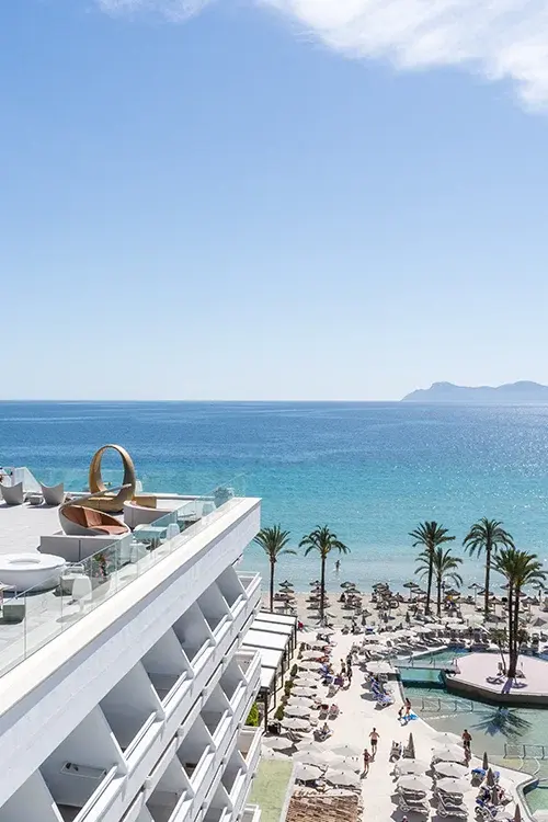 Vista panorámica sky bar, piscina y bahía de Palma