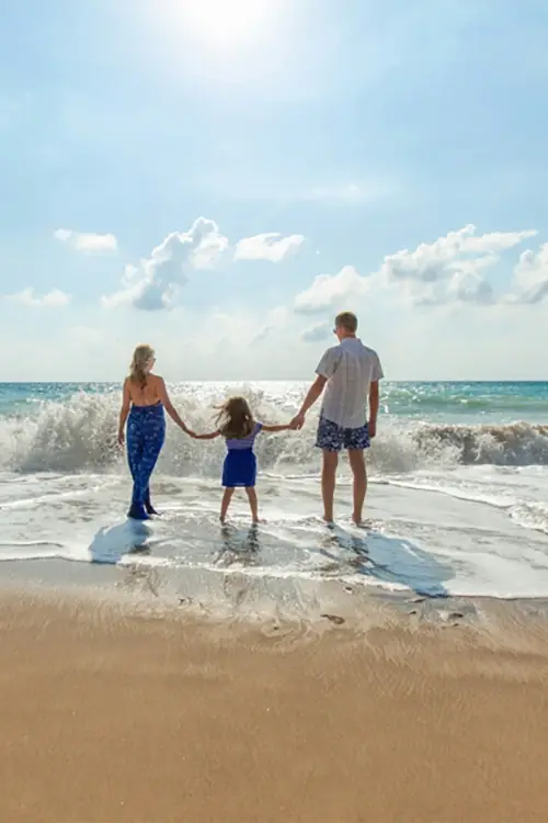 Familia a la orilla de la playa